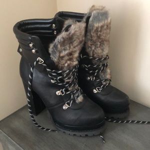 Chunky black boot with the fur